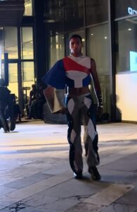 La colección cápsula muestra experimentación en colores, texturas y siluetas dentro de la moda masculina contemporánea.