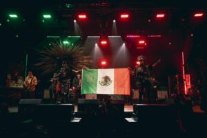 La música de El Tri, acompañada por la Orquesta Sinfónica de la UNAY y el Coro de Sedeculta, reunió a miles de asistentes en un concierto con causa a beneficio de Casa Otoch