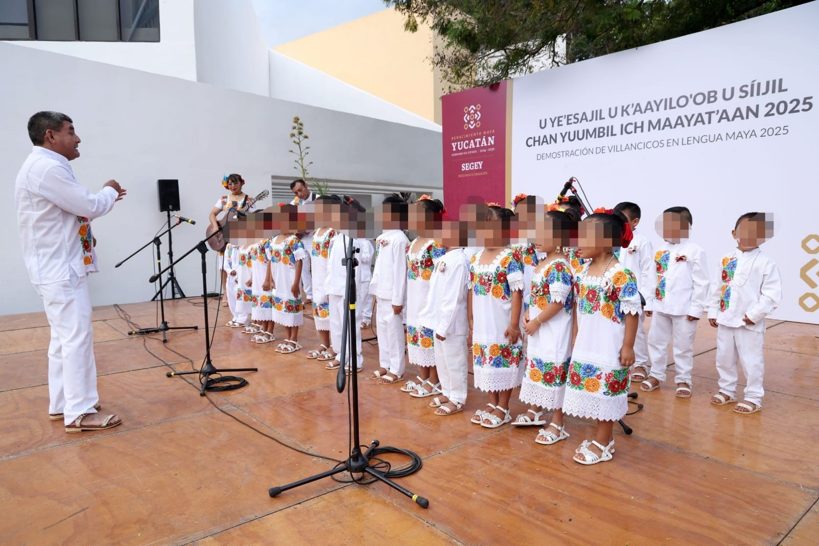 El espíritu navideño vibra en maya: estudiantes conmueven con villancicos