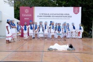 Alumnas y alumnos de educación indígena y del programa Ko’one’ex Kanik Maaya interpretaron villancicos en lengua maya en la explanada de la Segey.