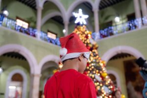 Encendido del árbol navideño en el patio central de Palacio de Gobierno, junto con las niñas y los niños de Casa Otoch.