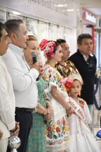 La inauguración de la Exposición No. 576 del Aeropuerto Internacional de Mérida reunió a autoridades y representantes culturales que celebraron este legado artístico único en Yucatán.