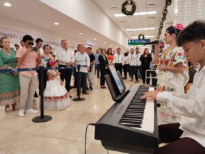 La tradicional bienvenida con trova volvió a sonar en el Aeropuerto de Mérida, llenando de música y calidez la llegada de visitantes.