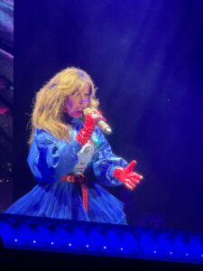 Gloria Trevi desbordó energía y emoción en el escenario de X’ Matkuil, donde miles de fans corearon cada una de sus canciones durante una noche inolvidable.