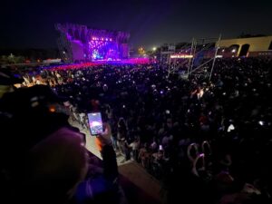 El público abarrotó el recinto de X’ Matkuil, vibrando y cantando al unísono durante el espectacular cierre de la feria.
