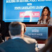 Gobierno de Trump evalúa ampliar veto migratorio