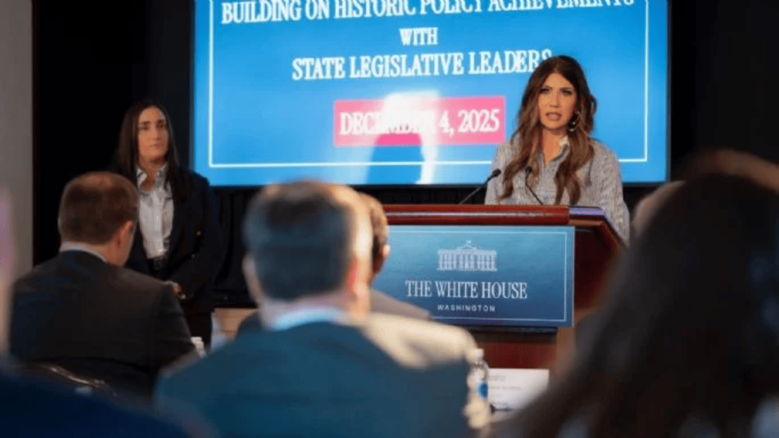 Gobierno de Trump evalúa ampliar veto migratorio