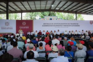 El Gobernador Joaquín Díaz Mena entregó apoyos para fortalecer a productoras y productores de diez municipios del centro del estado.