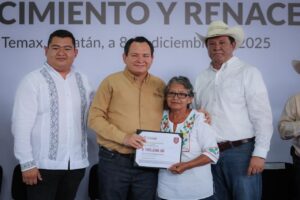 Gobernador Joaquín Díaz Mena entregó a productores y productoras de diez municipios del centro de Yucatán apoyos 