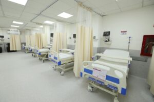 Nueva área de urgencias del ISSET equipada con tecnología de vanguardia para mejorar la atención médica en Tabasco.