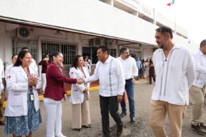 El gobernador Javier May recorre las instalaciones remodeladas del Centro de Especialidades Médicas del ISSET.