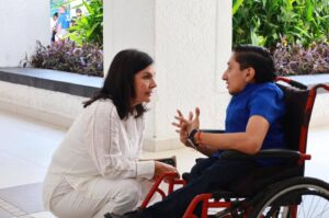 Personas con discapacidad reciben sillas de ruedas automatizadas, fortaleciendo el compromiso con la inclusión en el municipio.