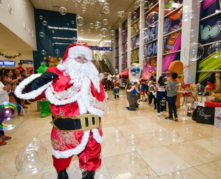 Increíble llegada de Santa Claus al aeropuerto de Mérida para encender el Árbol Navideño