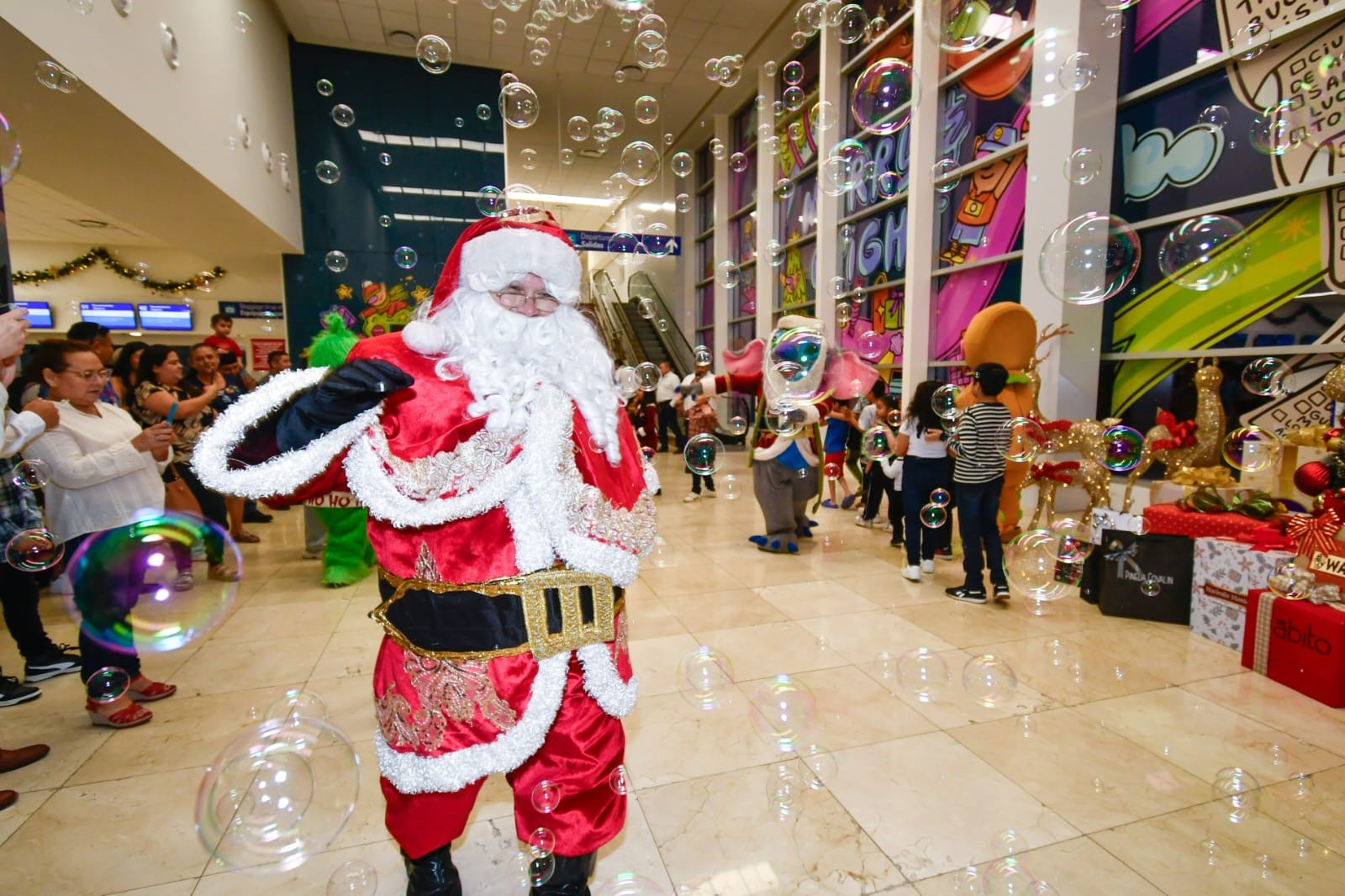 Increíble llegada de Santa Claus al aeropuerto de Mérida para encender el Árbol Navideño