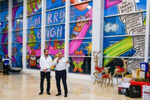 Santa Claus aterrizó en el aeropuerto de Mérida para encender el Árbol Navideño de la terminal