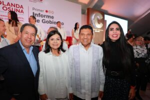 Ante autoridades estatales y municipales, Yolanda Osuna entregó el documento de su Primer Informe de Gobierno, destacando la rendición de cuentas y el compromiso permanente con el bienestar de las y los ciudadanos de Centro.