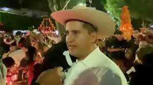 Carlos Manzo perdió la vida el 1 de noviembre de 2025 durante las celebraciones del Día de Muertos en la Plaza Morelos de Uruapan, un hecho que conmocionó a la sociedad y reavivó el debate sobre la seguridad en eventos públicos.