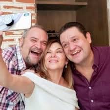 Mariela Manzano, dedicada a proyectos ecológicos y espirituales, honra el legado de su padre desde un enfoque humanista y social.