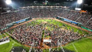 Miles de familias recibieron a Miss Universo 2025 durante su llegada al Estadio Centenario 27 de Febrero, en un emotivo reencuentro de Fátima Bosch con el pueblo tabasqueño.