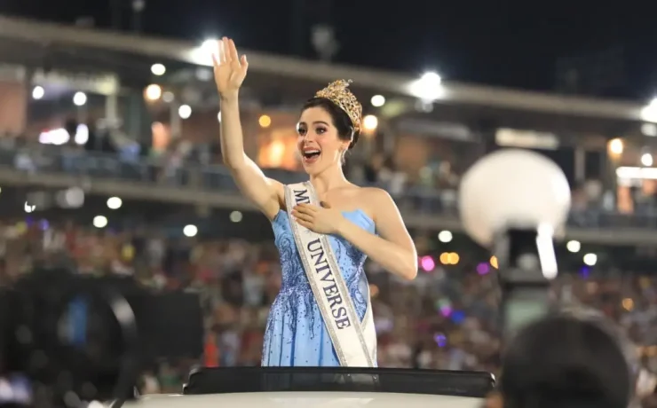 Miles de familias recibieron a Miss Universo 2025 en un recorrido inolvidable