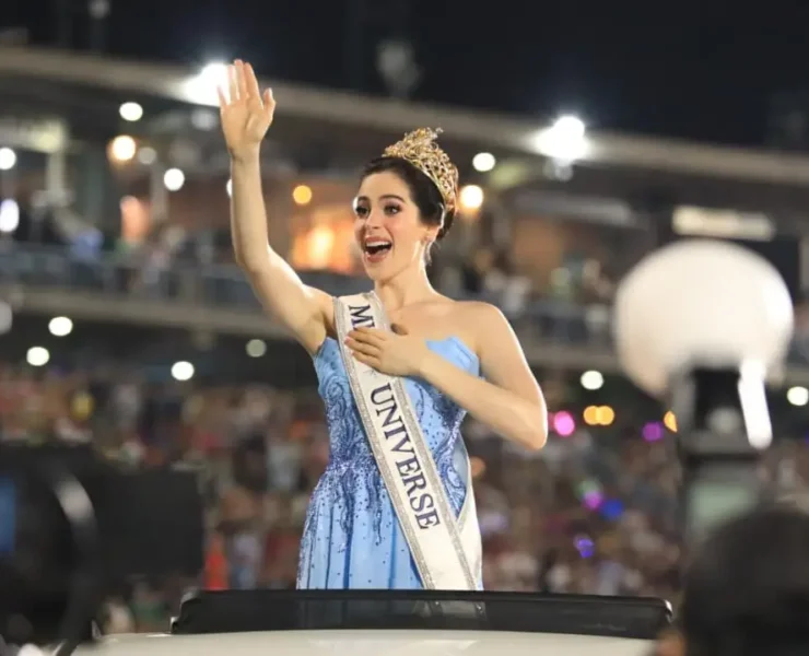 Miles de familias recibieron a Miss Universo 2025 en un recorrido inolvidable