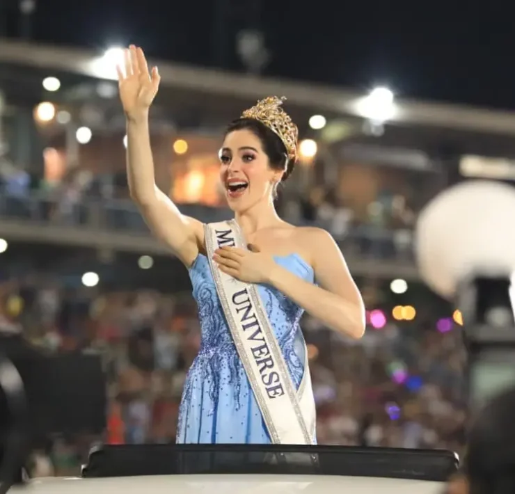 Miles de familias recibieron a Miss Universo 2025 en un recorrido inolvidable
