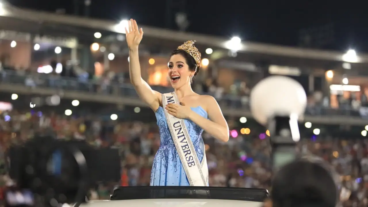 Miles de familias recibieron a Miss Universo 2025 en un recorrido inolvidable