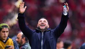 El “Turco” Mohamed celebra con Toluca una noche histórica en el Nemesio Díez, escenario donde forjó su tercer campeonato y reafirmó su estatus de técnico ganador.