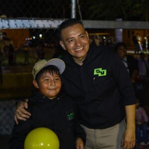 Niñas y niños recibieron con emoción los juguetes entregados durante la Navidad en las comisarías de Mérida, creando momentos llenos de esperanza.