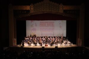 Integrantes de las agrupaciones musicales uniendo su talento en una presentación que emocionó al público en el Teatro Armando Manzanero.