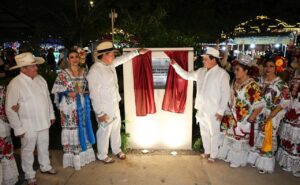 El Gobernador se trasladó a la plaza principal para develar la placa que reconoce a Tizimín como Patrimonio Cultural Intangible del Estado de Yucatán