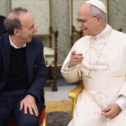 Papa León XIV y Roberto Benigni dialogan sobre arte, fe y humanidad en un encuentro cargado de simbolismo cultural