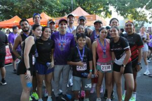 Rommel Pacheco da el banderazo de salida del Medio Maratón del Pavo “Ponte Pila” en el Parque de las Américas, acompañado de autoridades deportivas y cientos de corredores yucatecos.