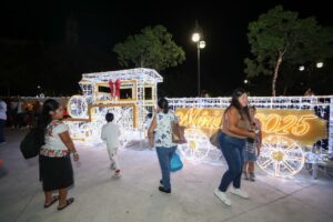 Familias meridanas presenciaron el emotivo momento en el que La magia de la navidad llegó a la Plaza Grande, iluminando el corazón del Centro Histórico con colores, música y tradición.