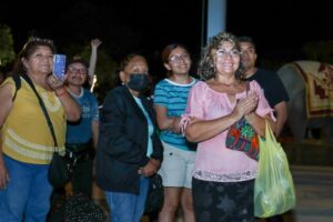 La decoración navideña con figuras iluminadas y el muro de los deseos captivó a niñas, niños y visitantes, creando una noche llena de luz y momentos inolvidables.