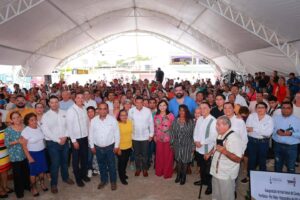 Vecinas y vecinos de la colonia 18 de Marzo celebran la entrega de obras de agua potable, mejorando sus condiciones de vida.