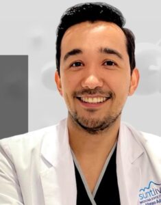 El médico, identificado como Juan Alfonso Adame González, originario de Tomatlán, Jalisco, viajaba como acompañante a bordo de la aeronave que se desplomó