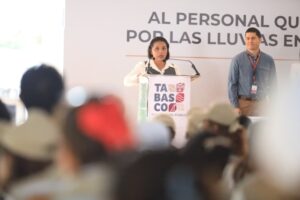Autoridades estatales y federales entregaron reconocimientos a servidores públicos y fuerzas de seguridad que participaron en las tareas de apoyo humanitario tras las lluvias.