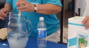 El suero es tu mejor aliado después de la fiesta: hidrata, repone electrolitos y ayuda a sentirte mejor más rápido