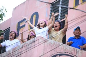 Familias observan desde los balcones de sus casas el paso del carro alegórico, sumándose a la celebración multitudinaria en la que Miss Universo recibió una soberana bienvenida por todo Tabasco.