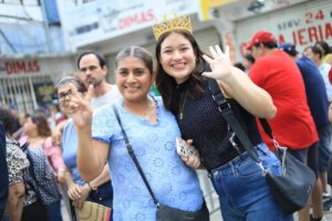 El recibimiento fue apoteósico: calles abarrotadas, coronas luminosas y miles de aplausos acompañaron a Fátima Bosch Fernández en el momento en que Miss Universo recibió una soberana bienvenida en Tabasco.