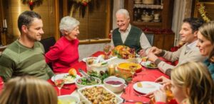 La empatía y el respeto son claves para disfrutar una Navidad tranquila con la familia durante la cena navideña.