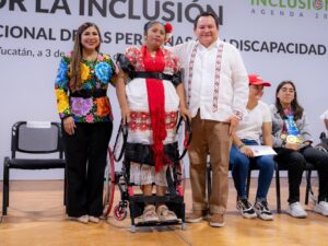 Gobernador Joaquín Díaz Mena y la Presidenta Honoraria del DIF Yucatán, Mtra. Wendy Méndez Naal, encabezaron la entrega de 20 motos adaptadas, órtesis y prótesis