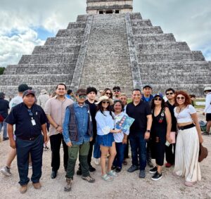 joven Dulce Guzmán Cortez se convirtió este martes en la visitante 2.1 millones que ingresa a la zona arqueológica de Chichén Itzá