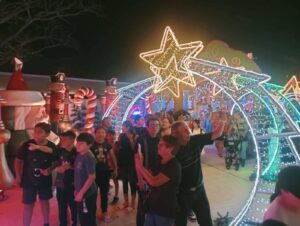 El recorrido por la Villa Navideña en el Gran Parque de La Plancha sorprende con detalles luminosos que envuelven a los visitantes en un ambiente totalmente festivo.