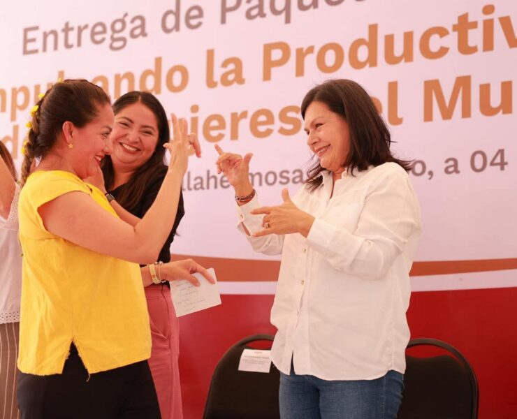 Yolanda Osuna entrega utensilios de cocina a mujeres