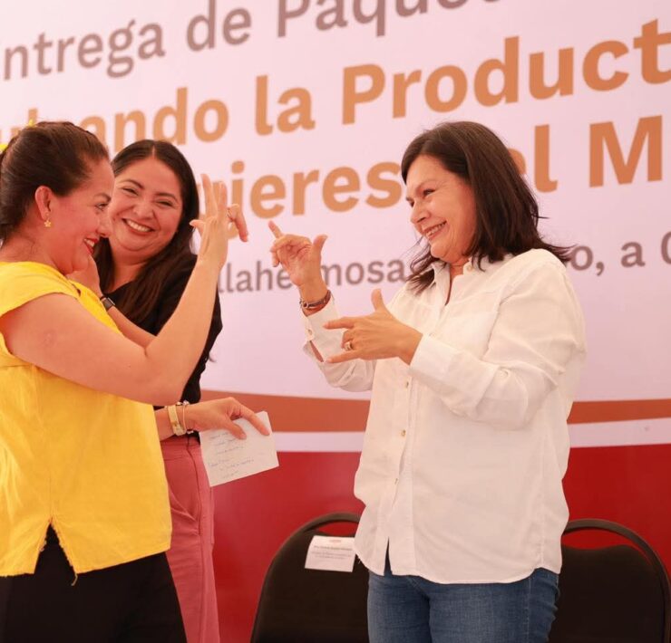 Yolanda Osuna entrega utensilios de cocina a mujeres