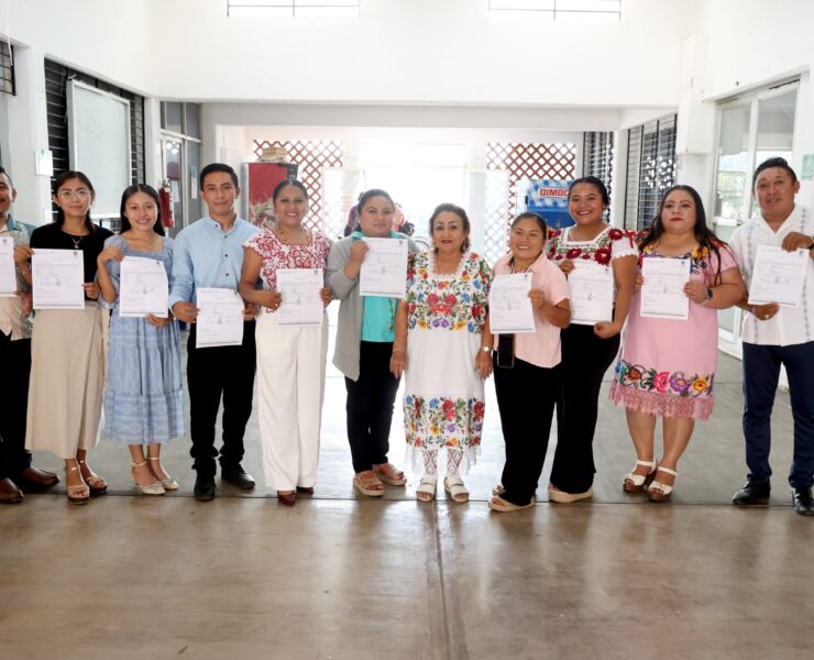 Maestras y maestros reciben su plaza y aseguran su futuro laboral: asignan 160 plazas