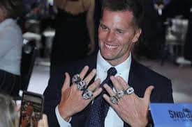 Tom Brady presume sus siete anillos de Super Bowl, récord histórico que lo convirtió en una leyenda eterna de la NFL.