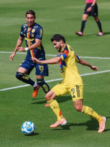 Henry Martín volvió a tener minutos con el América en el duelo amistoso, siendo una de las piezas clave en el ataque azulcrema de cara al regreso de la Liga MX.
